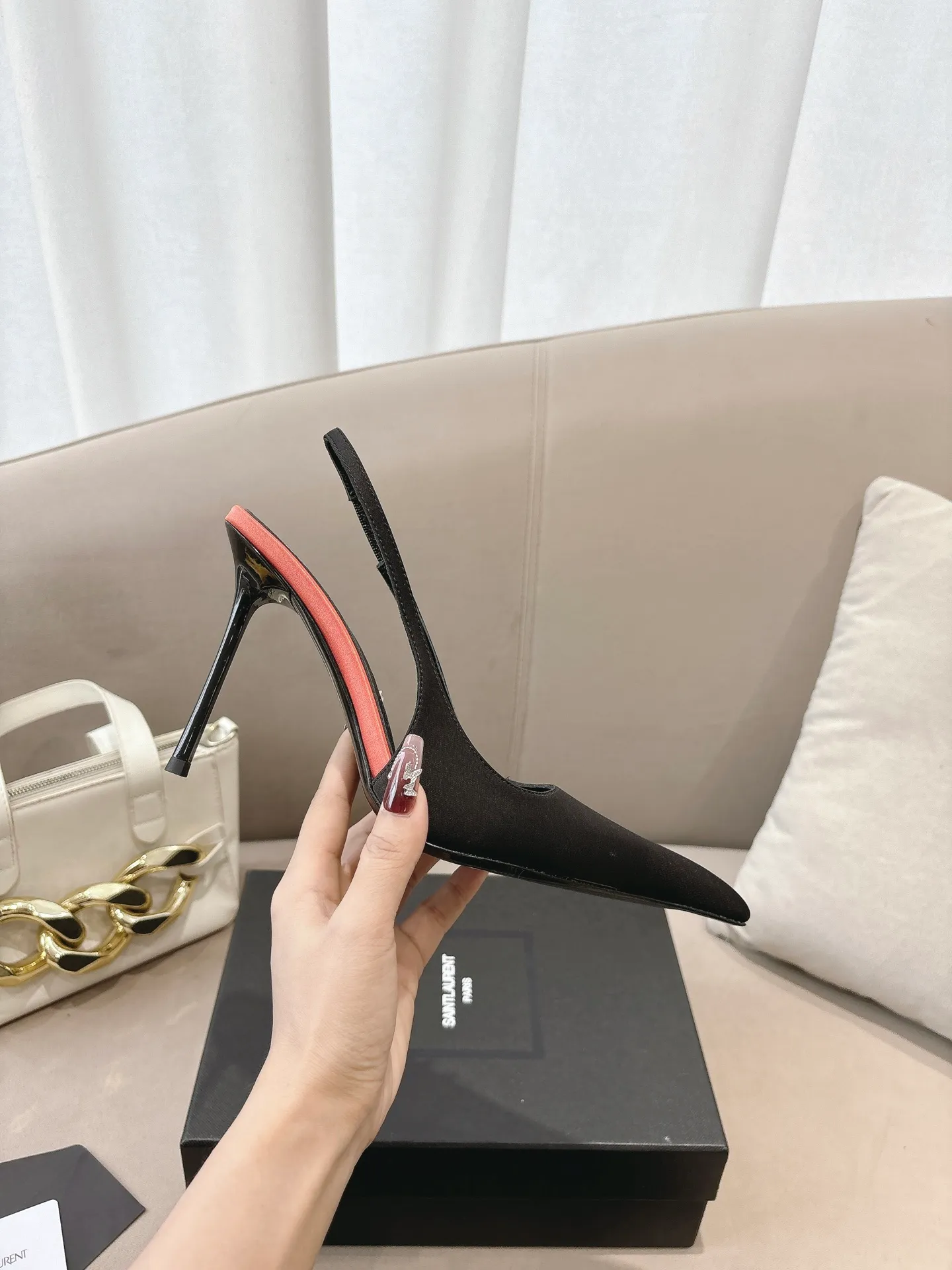 👟👟Ex-factory price 600👟👟 Saint Laurent ysl 25ss/autumn and winter ready-to-wear series catwalk style high heels. The toe and contrasting color design make the final effect quite impressive. Different colors also look good. Straight and curved heels are optional. Only YSL understands women’s hearts best and does not accept refutation. It is a super invincible feminine artifact, a must-have for women (z-brand full-body customization, own molded hardware accessories, perfect consistency) ✔ Upper: imported cow patent leather ✔ Inner lining: imported 🐑 goat leather ✔ Sole: imported genuine leather outsole ✔ Heel height: 10.5cm ✔ Size: 36-39 (40, 41, 42 can be customized and cannot be returned or exchanged) (Full set of packaging)
